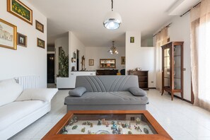 TV - Holiday Home "Residenza Gabry" with Sea View, Garden, Terrace and Wi-Fi (Cagliari)