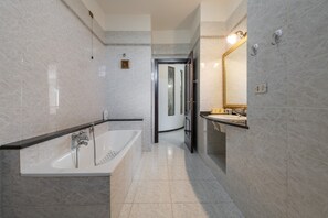 Bathtub, hair dryer, towels - Holiday Home "Residenza Gabry" with Sea View, Garden, Terrace and Wi-Fi (Cagliari)