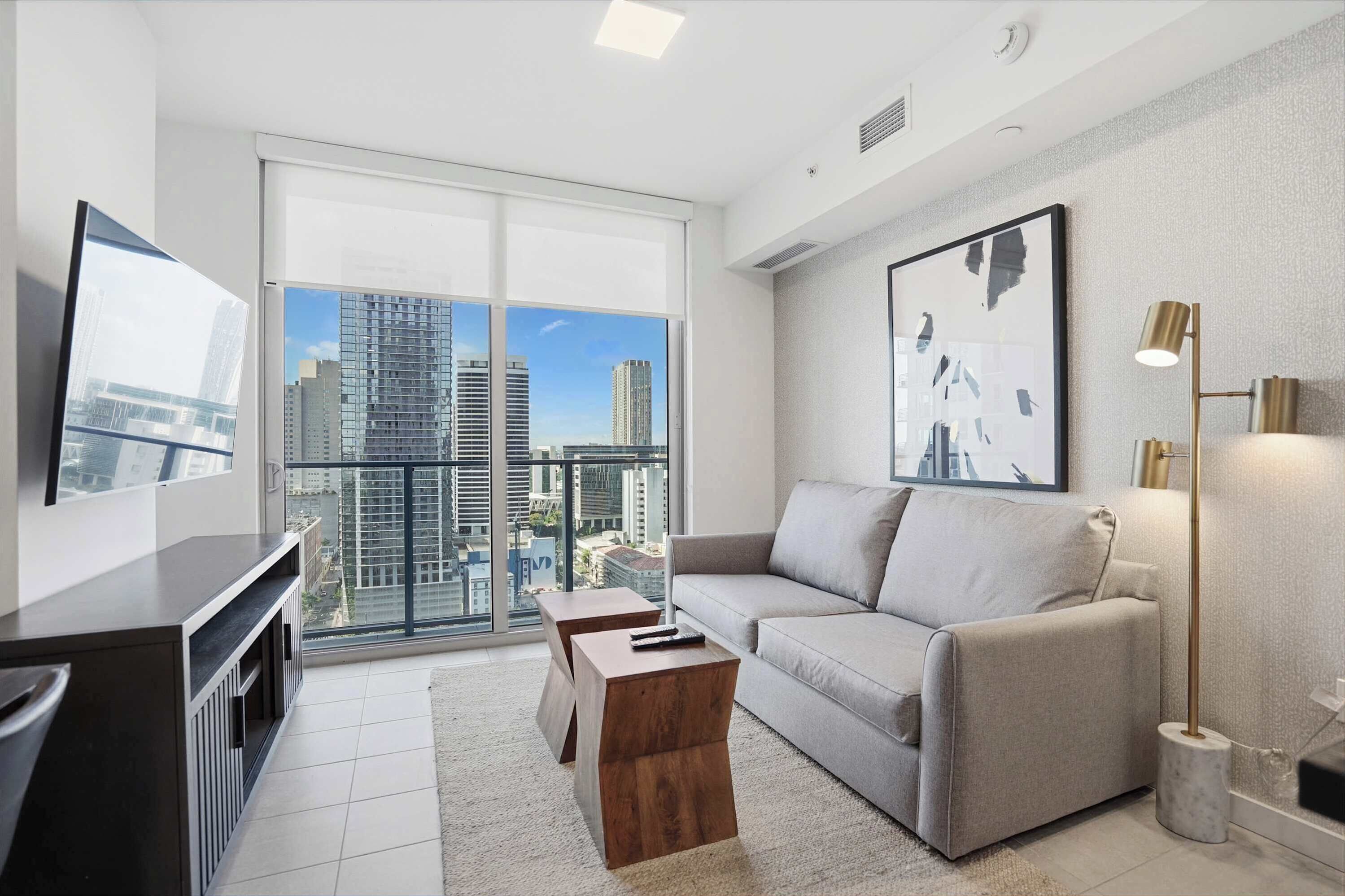 Televisión y oficina 