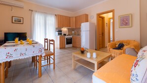 Un espacio habitable compacto con comedor, cocina y zona de estar.