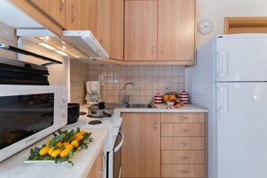 Kühlschrank, Mikrowelle, Ofen, Herdplatte