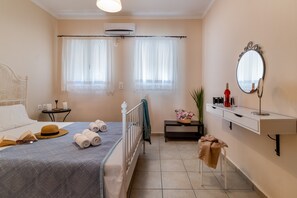 1 slaapkamer, een strijkplank/strijkijzer, gratis wifi, beddengoed