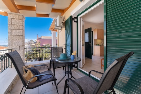 Outdoor dining. Apartment "Villa Votistis A1" with Mountain View, Garden & Wi-Fi