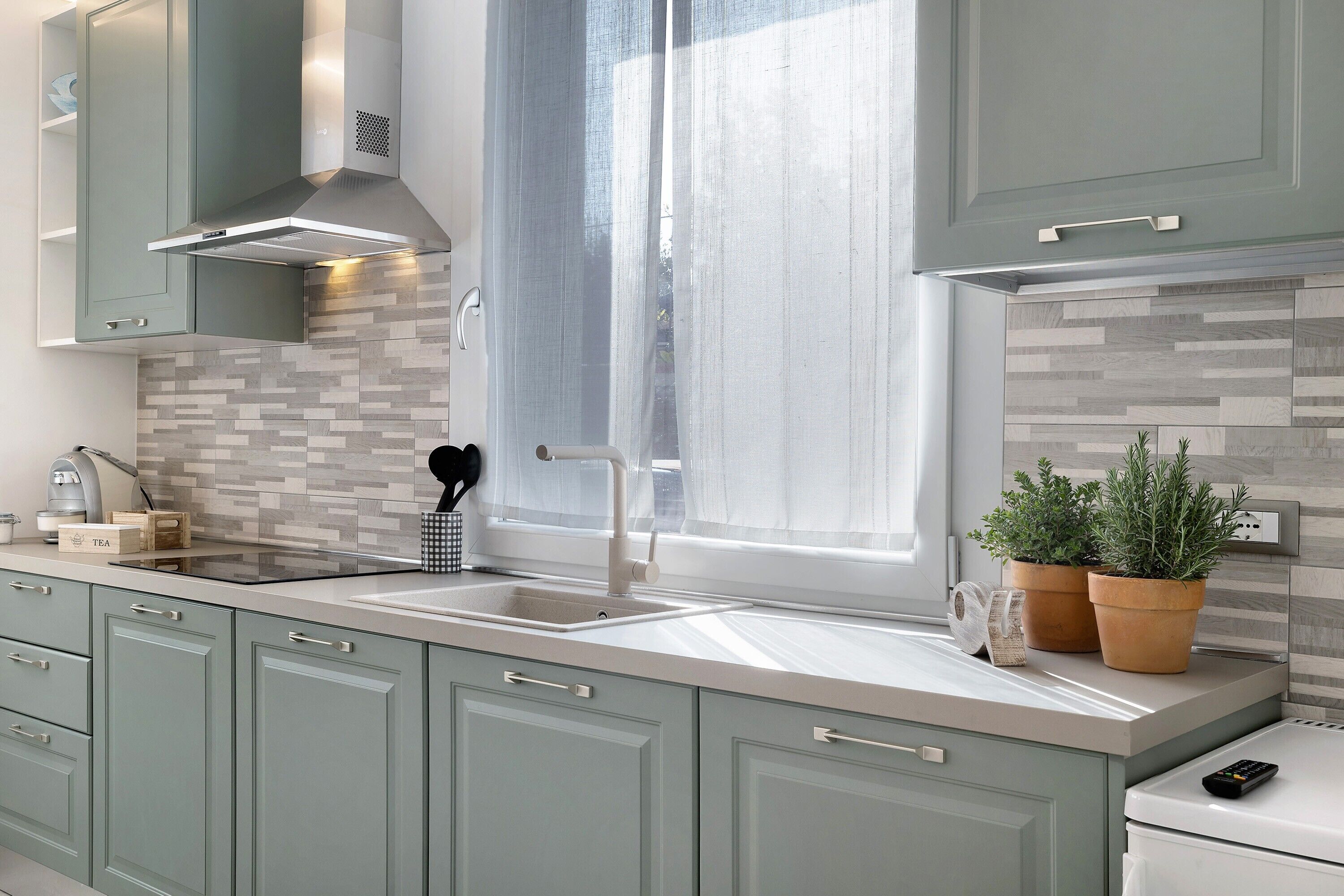 Kühlschrank, Mikrowelle, Herdplatte, Geschirrspüler