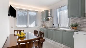 Réfrigérateur, micro-ondes, plaque de cuisson, lave-vaisselle