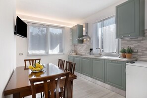 Fridge, microwave, stovetop, dishwasher - Apartment "Baita Marina - Libeccio 30 m Mare" with Garden & Wi-Fi (Ceriale)