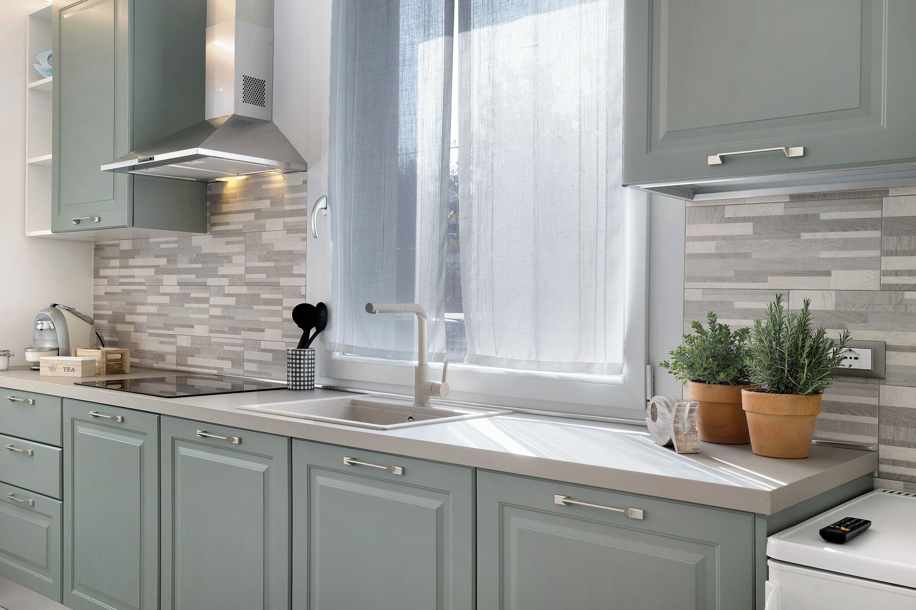 Réfrigérateur, micro-ondes, plaque de cuisson, lave-vaisselle