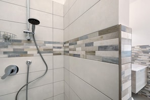 Een douche, een haardroger, handdoeken