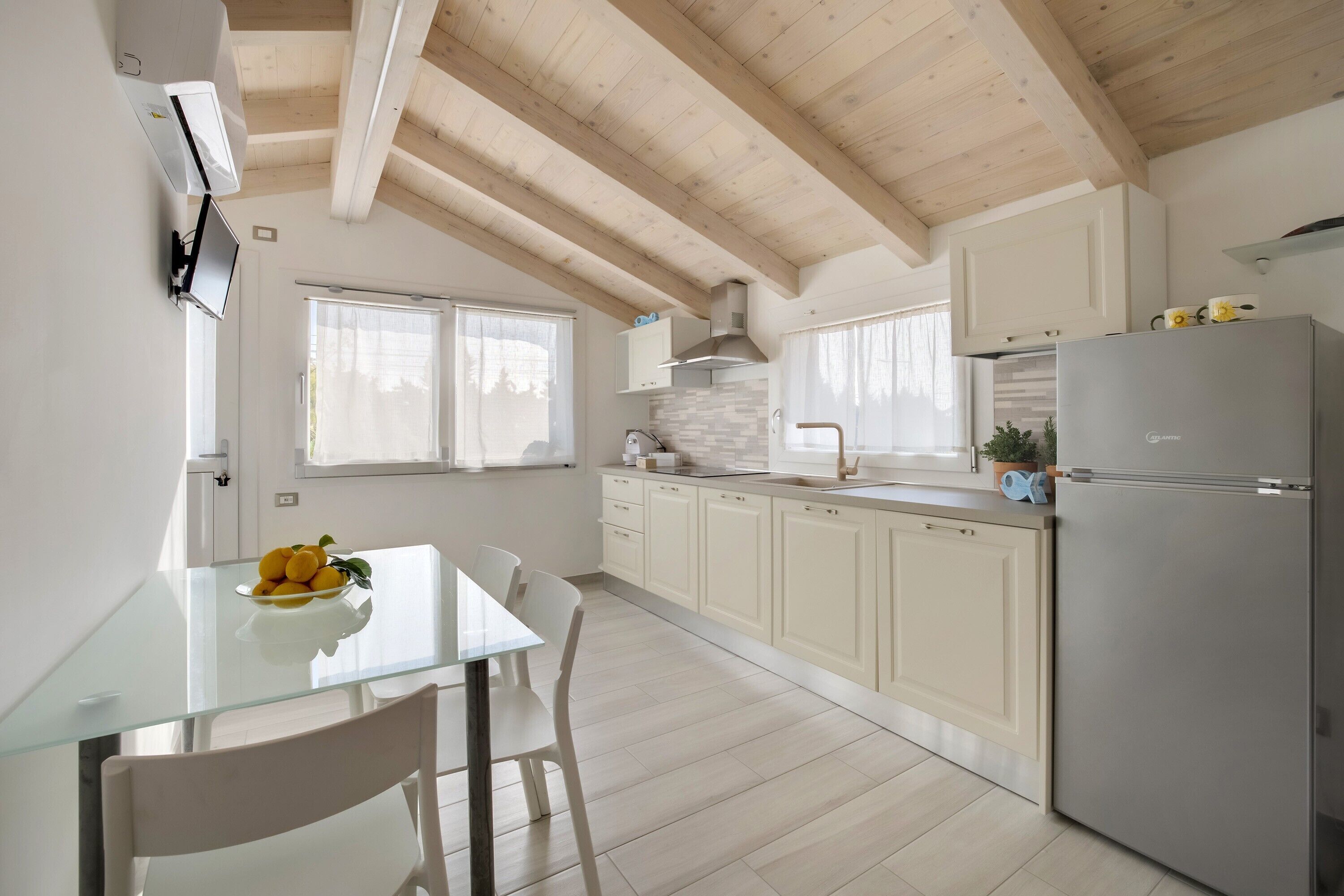 Réfrigérateur, micro-ondes, plaque de cuisson, lave-vaisselle