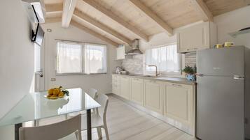 Réfrigérateur, micro-ondes, plaque de cuisson, lave-vaisselle