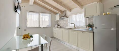 Réfrigérateur, micro-ondes, plaque de cuisson, lave-vaisselle