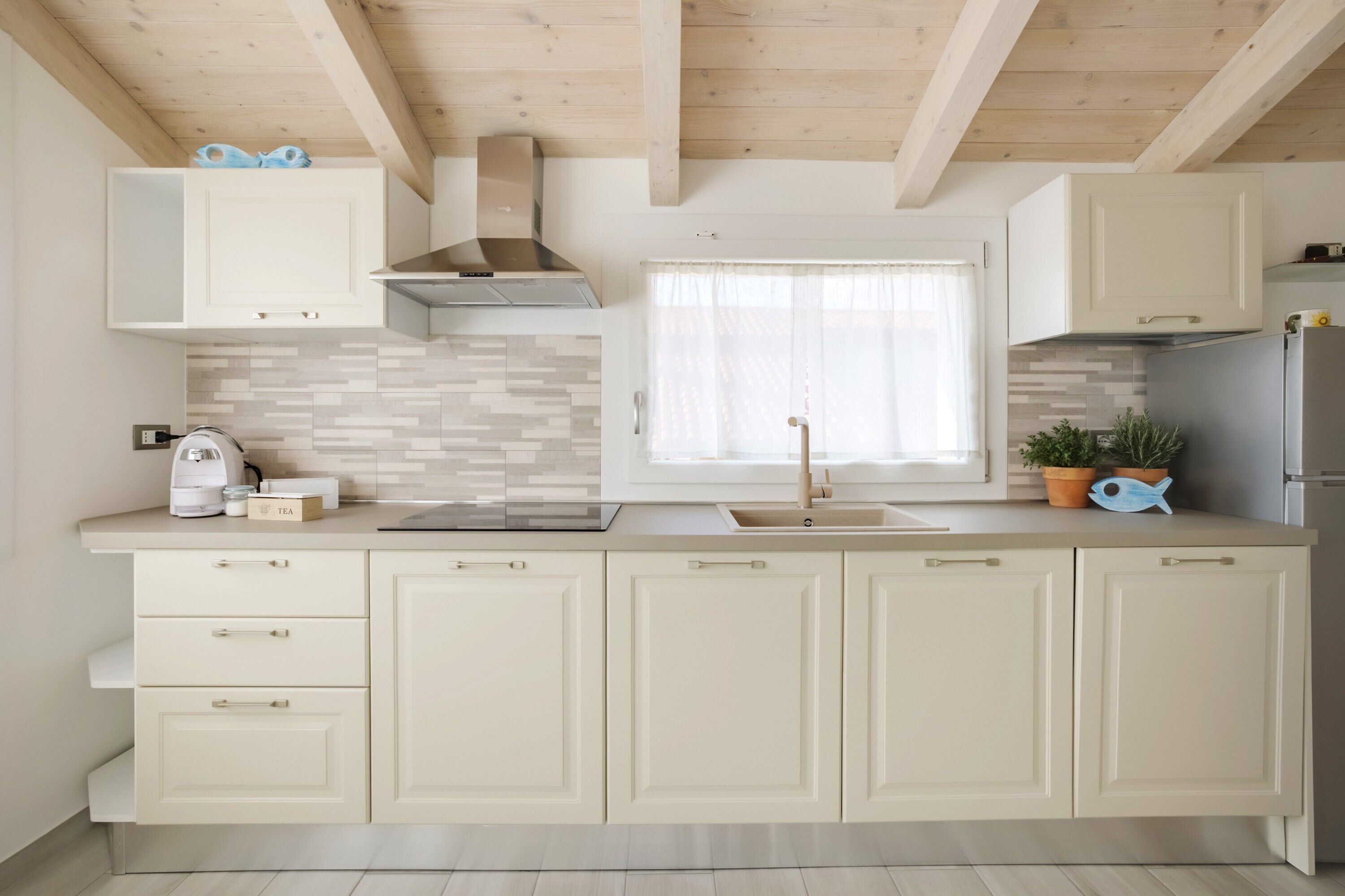 Kühlschrank, Mikrowelle, Herdplatte, Geschirrspüler