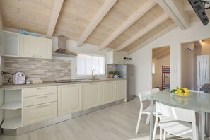 Fridge, microwave, stovetop, dishwasher - Apartment "Baita Marina - Tramontana 30m mare" with Garden & Wi-Fi (Ceriale)