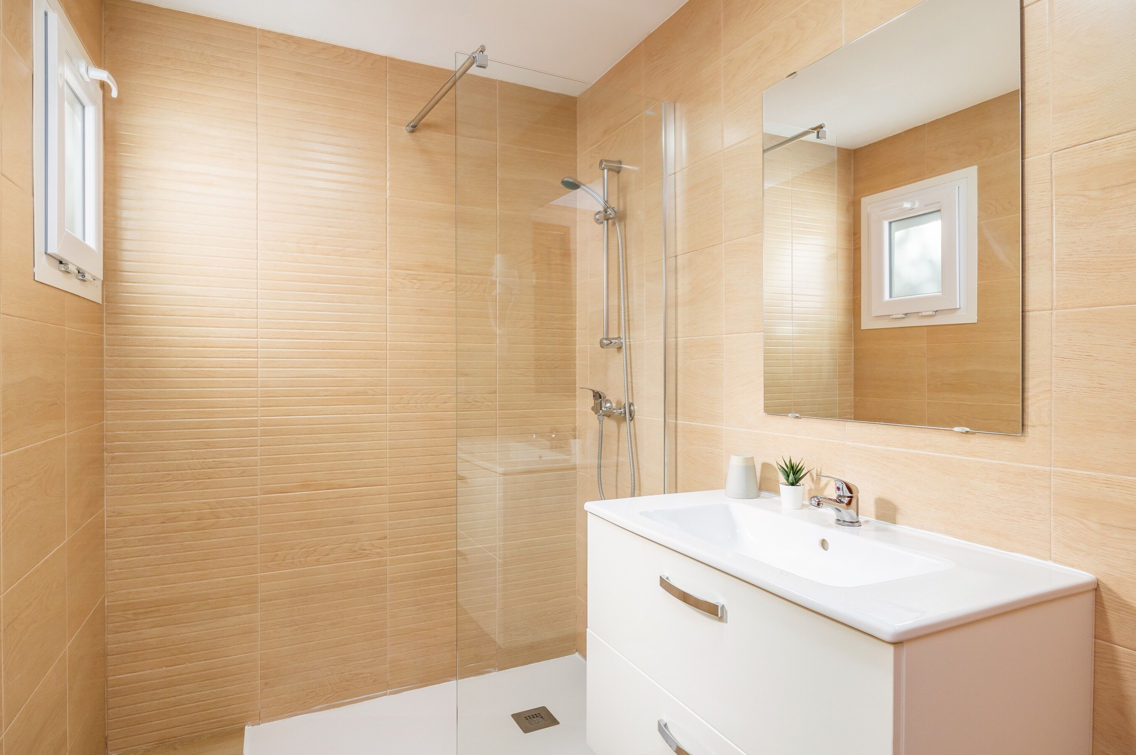 Dusche, kostenlose Toilettenartikel, Haartrockner, Handtücher