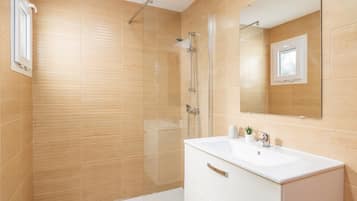 Dusche, kostenlose Toilettenartikel, Haartrockner, Handtücher