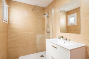 Dusche, kostenlose Toilettenartikel, Haartrockner, Handtücher