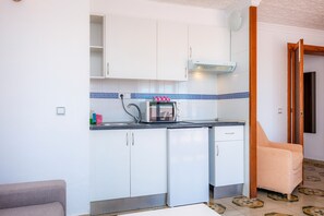 Køleskab, mikrobølgeovn, kogeplade, kaffe-/temaskine