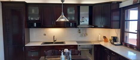 冷蔵庫、電子レンジ、オーブン、コンロ