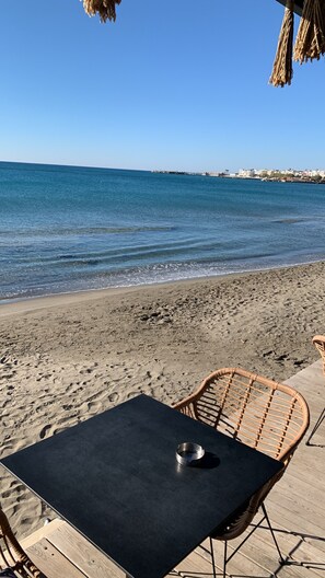 بالقرب من الشاطئ