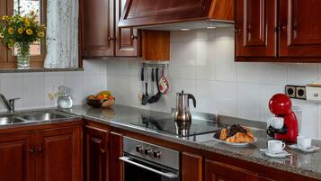 Een koelkast, een magnetron, een oven, een kookplaat