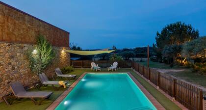 Farmhouse "Can Nentia" with Mountain View, Pool & Wi-Fi