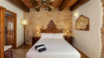 4 bedrooms, iron/ironing board, free WiFi, bed sheets