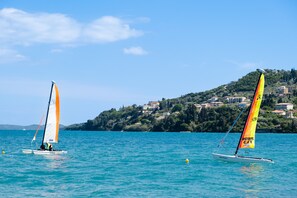Two sailboats on a calm sea with a hilly coastline in the background. - Nikiana Club Studio 10 with Mountain View & Wi-Fi (Lefkada)