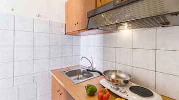 Fridge, stovetop, electric kettle, cookware/dishes/utensils