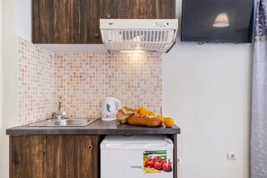 Fridge, stovetop, electric kettle, cookware/dishes/utensils