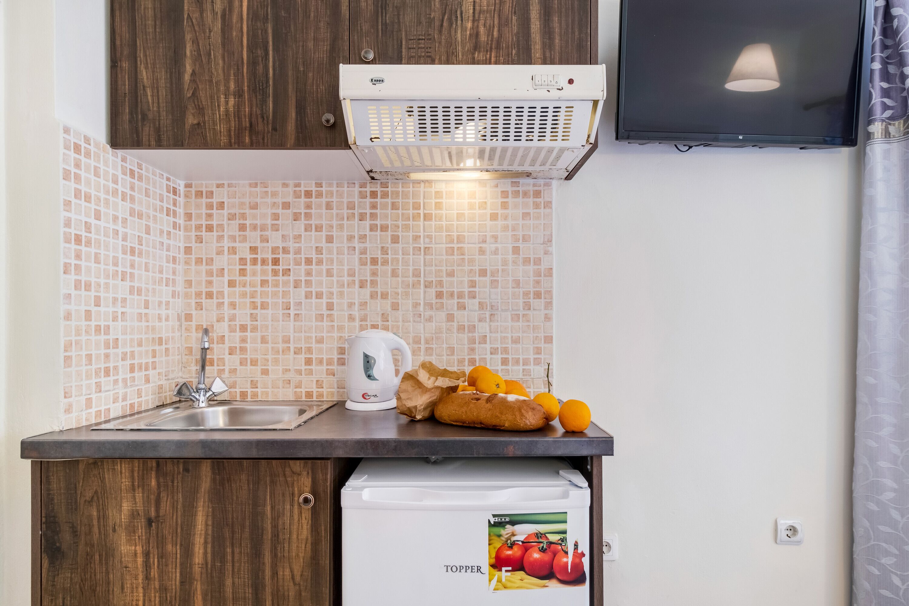 Réfrigérateur, plaque de cuisson, bouilloire électrique