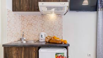 Kjøleskap, kokeplater, vannkoker og kjøkkenutstyr