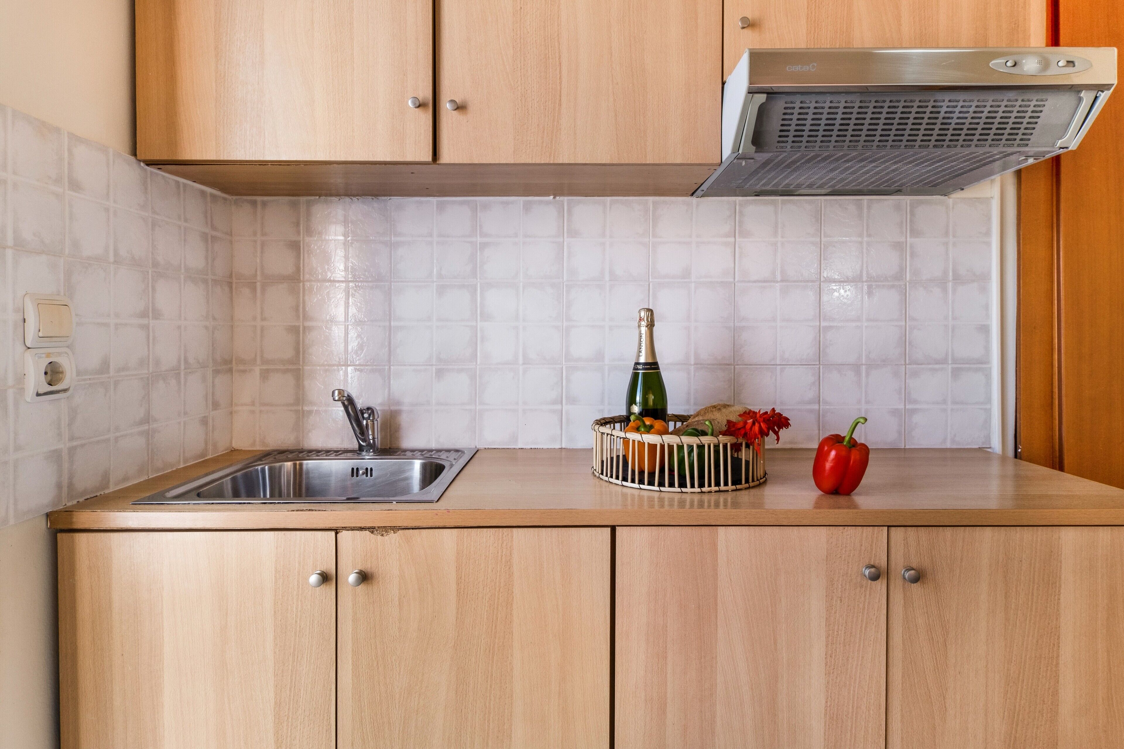 Kühlschrank, Herdplatte, Wasserkocher, Kochgeschirr/Geschirr/Besteck