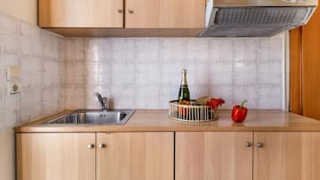 Kühlschrank, Herdplatte, Wasserkocher, Kochgeschirr/Geschirr/Besteck