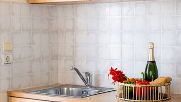 Réfrigérateur, plaque de cuisson, bouilloire électrique