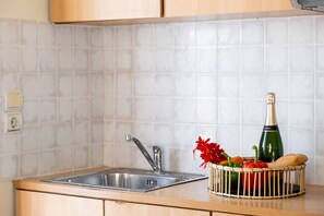 Jääkaappi, liesi, vedenkeitin, keittoastiat/astiat/ruokailuvälineet