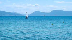 A sailboat on a calm sea with distant mountains. - Nikiana Club - Studio 3 Apartment with Sea View & Wi-Fi (Lefkada)