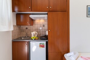 Kühlschrank, Herdplatte, Wasserkocher, Kochgeschirr/Geschirr/Besteck