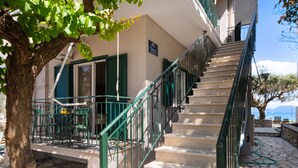 A staircase leading to a building with a sign reading 'SIMOS HOUSE.' - Apartment-Studio "Nikiana Club - Studio 2" with Sea View & Wi-Fi (Lefkada)