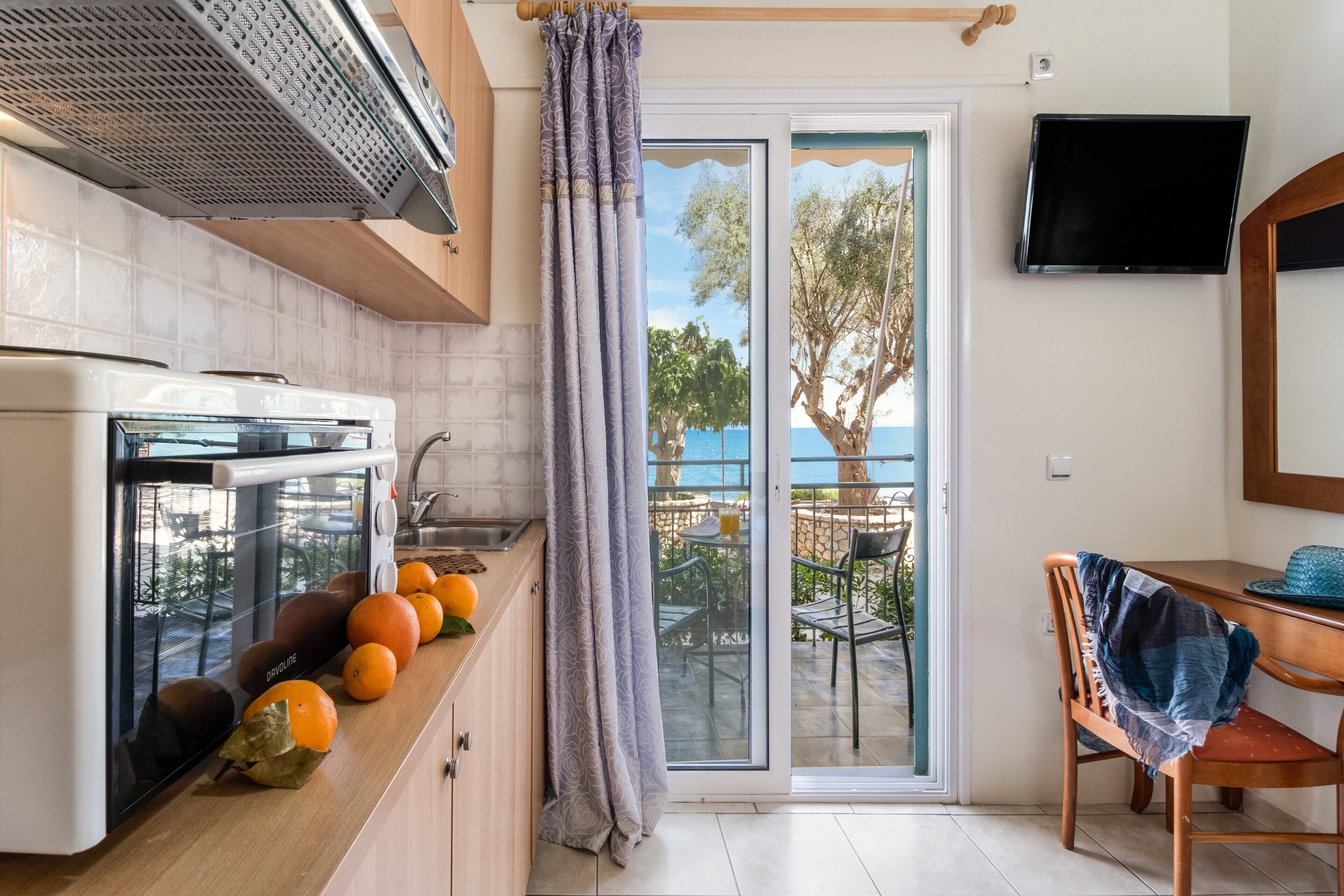 Frigorifero, piano cottura, bollitore elettrico