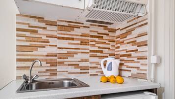 Frigorifero, piano cottura, bollitore elettrico