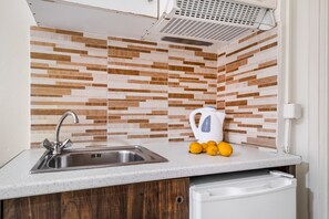 Fridge, stovetop, electric kettle, cookware/dishes/utensils