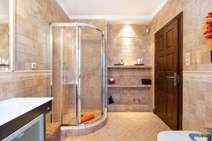 Bathtub, towels - Villa "La Cala de Mijas" with Pool, Terrace & Wi-Fi (Calahonda)