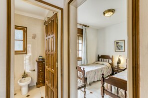 3 dormitoris, planxa i posts de planxar i roba de llit 