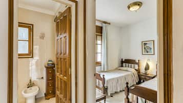 3 bedrooms, iron/ironing board, bed sheets