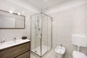Douche, articles de toilette gratuits, sèche-cheveux