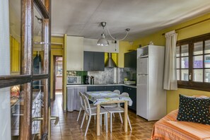 Frigorifero, microonde, piano cottura, macchina per tè/caffè