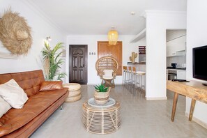 TV - Holiday Apartment "Perla del Playa Grande" with Sea View, Shared Pool & Wi-Fi (Tias)