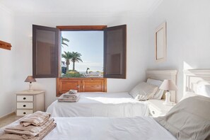 2 bedrooms, iron/ironing board, free WiFi, bed sheets - Holiday Apartment "Perla del Playa Grande" with Sea View, Shared Pool & Wi-Fi (Tias)