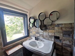 Shower, hair dryer, towels - Villa "Domus Nirale" with Pool, Terrace & Wi-Fi (Bagnoregio)