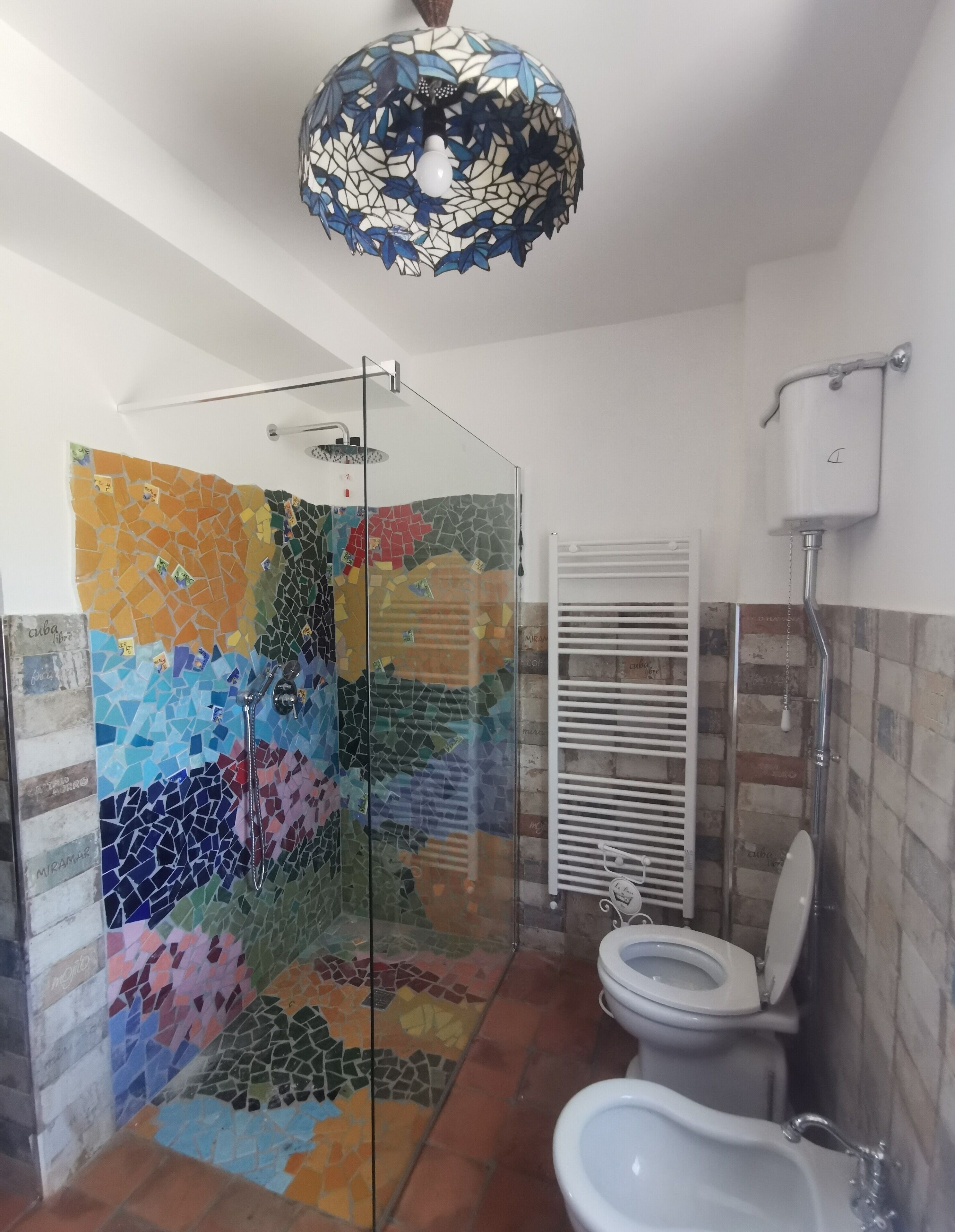 Douche, sèche-cheveux, serviettes fournies